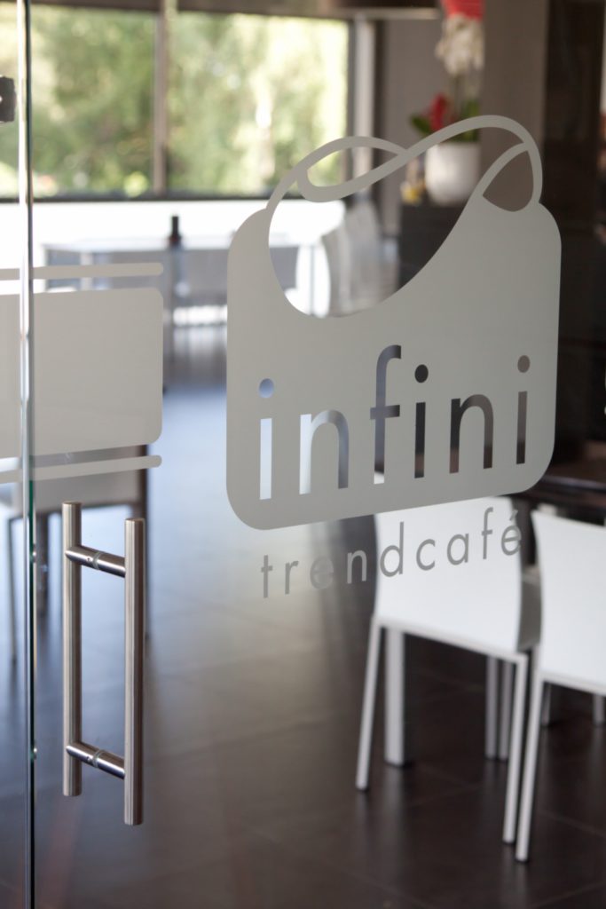 Trendcafe infini - logo deur - glasdecor.jpg